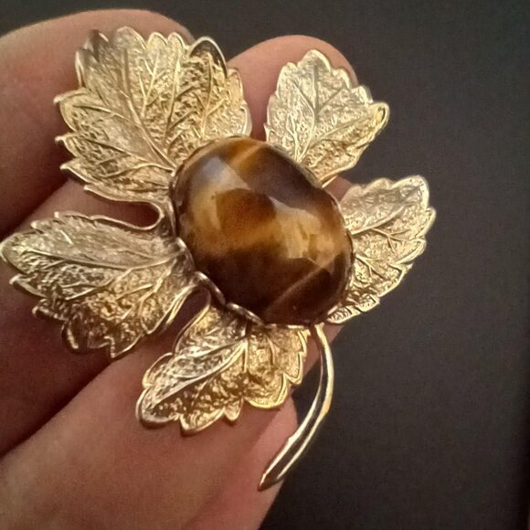 Vintage Goldtone Tigers Eye Leaf Brooch - 1970s - Picture 3 of 4